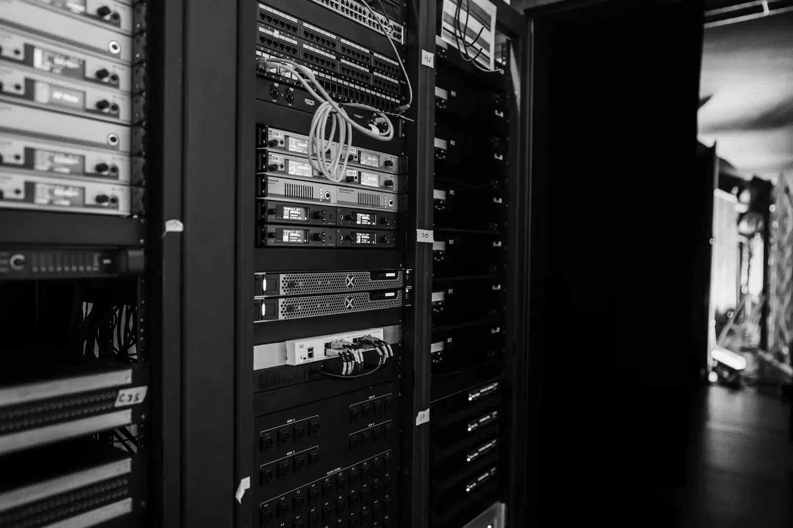 Server equipment mounted in a data centre rack